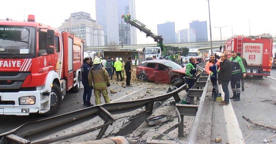  Basın ekspres Yolu'nda iki kamyon devrildi: 5 yaralı-3