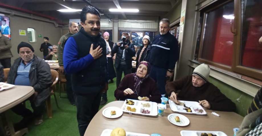 Başkan Tosyalı, İskenderun'da gemideki depremzedelerin yeni yılını kutladı