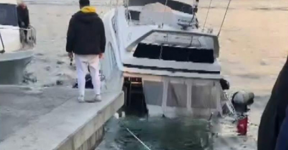 Bebek Sahili'nde su alan lüks tekne battı