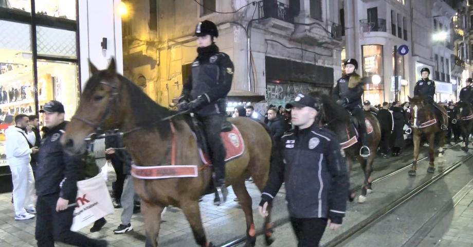 Beyoğlu'nda atlı polislerle yılbaşı denetimi