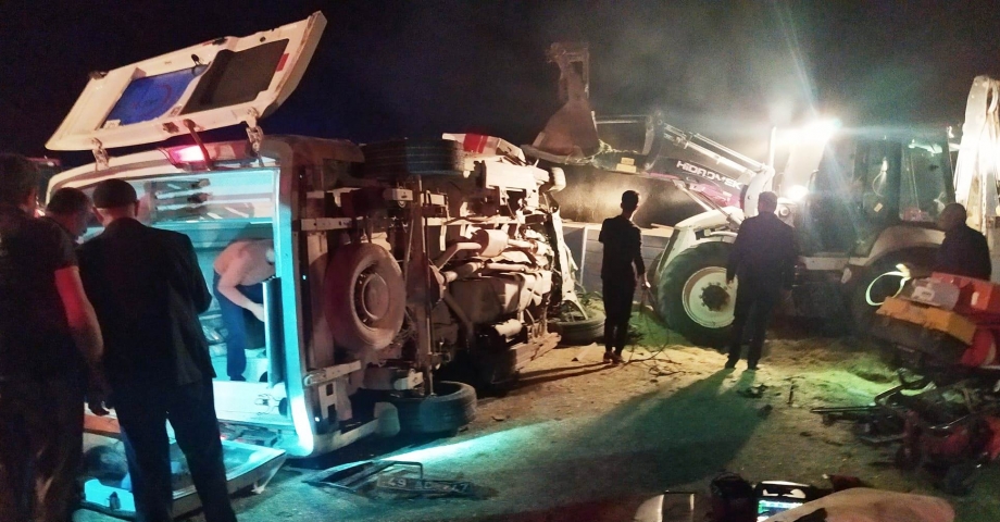 Bitlis'te ambulans, traktöre çarptı: 3'ü sağlıkçı 5 yaralı