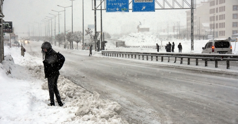 Bitlis'te kar yağışı; 44 köy yolu kapandı, eğitime 1 gün ara verildi