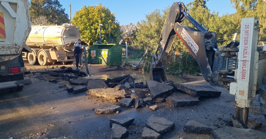 Bodrum'da ana su isale hattı patladı, yol trafiğe kapandı
