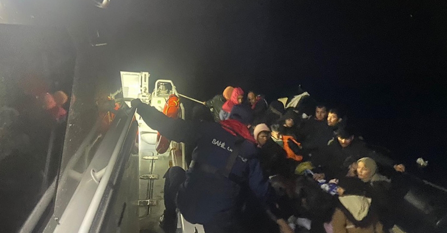 Bodrum'da Yunanistan'ın ittiği ve tekneleri arızalanan 58 göçmen kurtarıldı