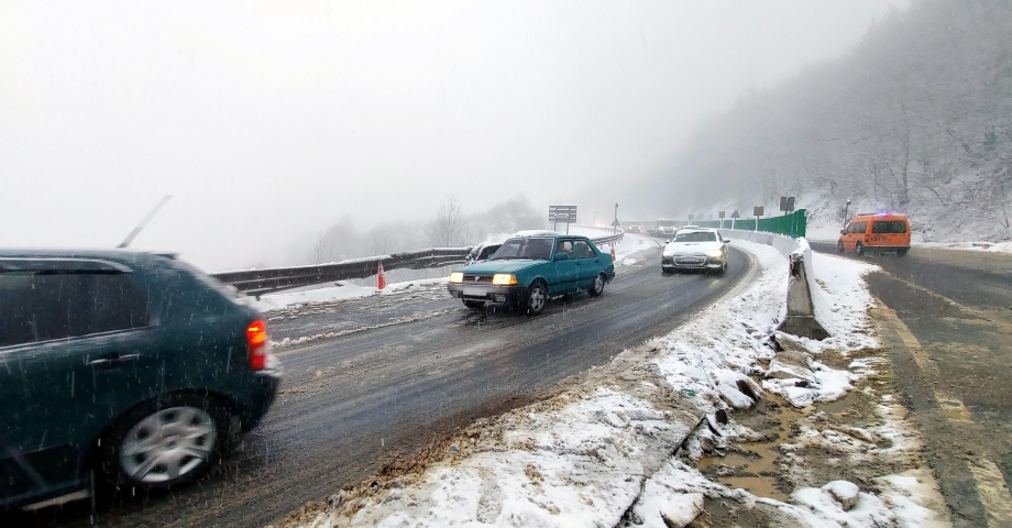 Bolu Dağı'nda kar yağışı; D-100'de TIR devrildi, yol kapandı (3)