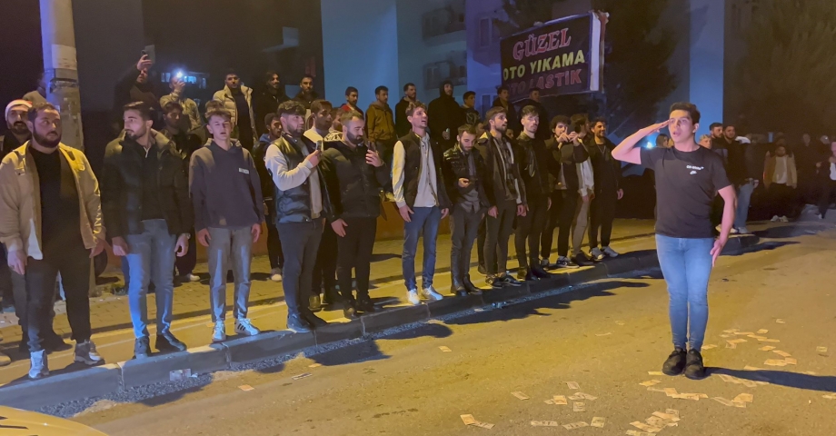 Bursa'da gençler, yeni yıla İstiklal Marşı okuyarak girdi