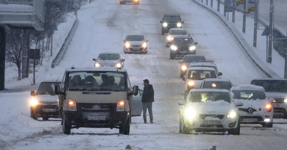 Bursa'da kar sonrası sürücüler zor anlar yaşadı