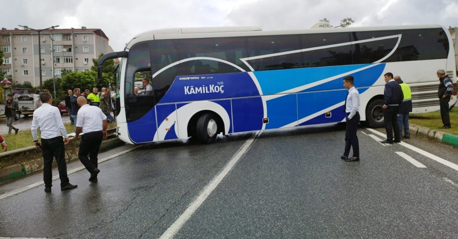 Bursa'da yolcu otobüsü bariyerlere çarptı