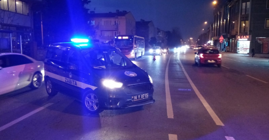 Bursa'da zabıta aracıyla çarpışan motosikletteki 2 kişi yaralandı