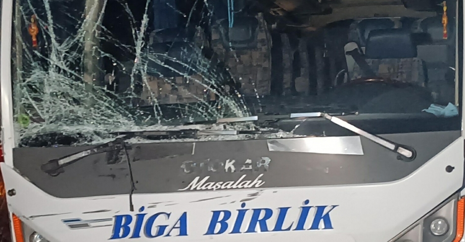 Çanakkale’de otomobille midibüs çarpıştı: 1 ölü, 4 yaralı