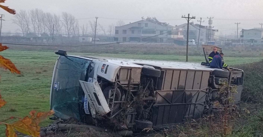 Çanakkale’de servis otobüsü devrildi: 5 yaralı