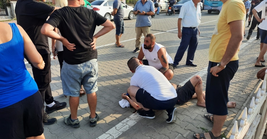 Cide'de otomobil ile motosiklet çarpıştı: 1 yaralı 