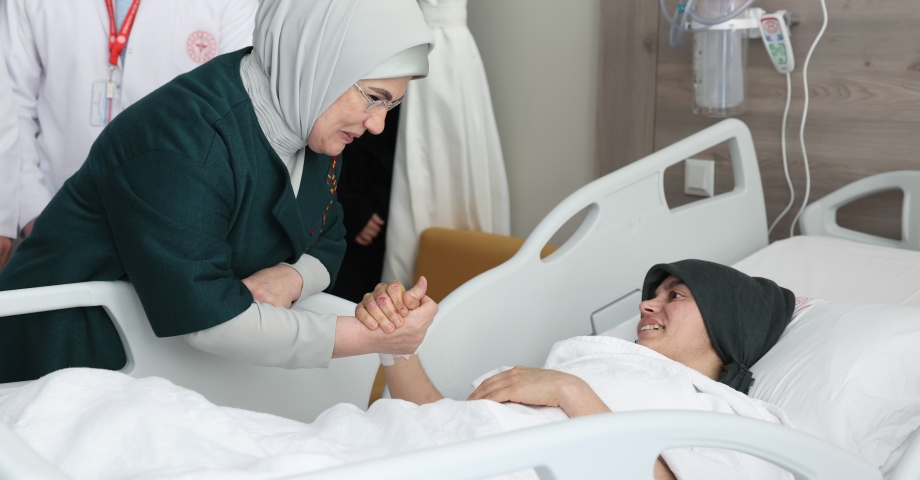 Cumhurbaşkanı Erdoğan, Aleyna'yı hastanede ziyaret etti (2)