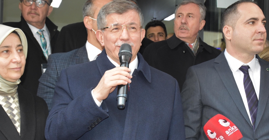 Davutoğlu, İzmir'de partisinin il binası açılışına katıldı