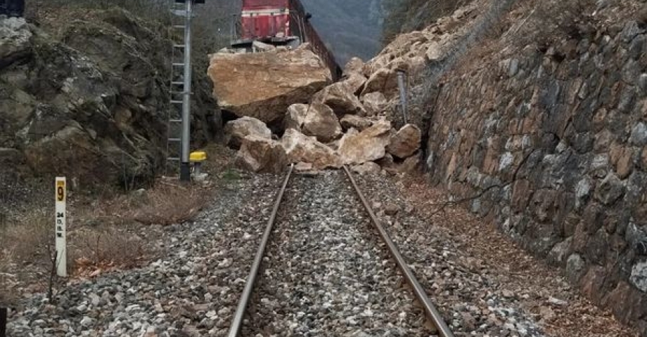 Demiryolunda heyelan: Yük treni raydan çıktı