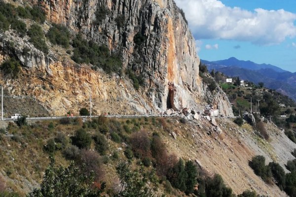 Dev kayanın düştüğü Antalya-Mersin yolu ulaşıma kapandı