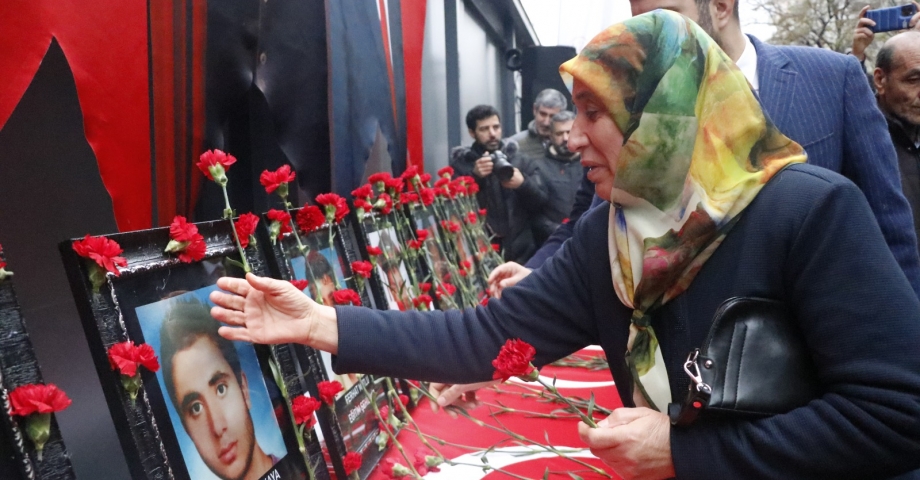 Diyarbakır'da dershane önündeki bombalı saldırıda ölenler anıldı