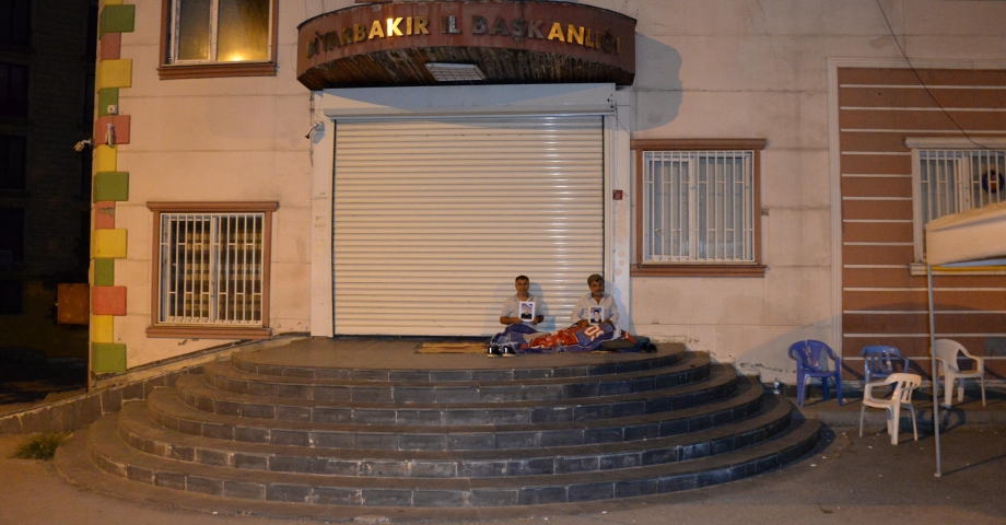 Diyarbakır'da evlat nöbetindeki 2 baba HDP Binası önüne 'yatak' serip gece nöbetine başladı