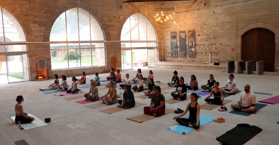 Dünya Yoga Günü'nde, 4 asırlık kervansarayda yoga etkinliği yapıldı