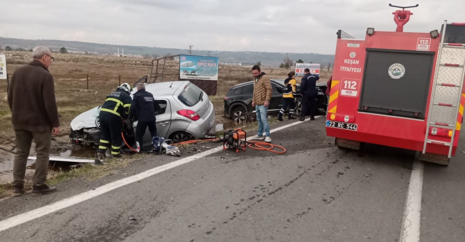 Edirne'de 2 otomobil çarpıştı: 2 ölü