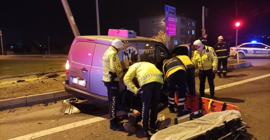 Edirne'de otomobil ile hafif ticari araç çarpıştı: 1 ölü, 5 yaralı