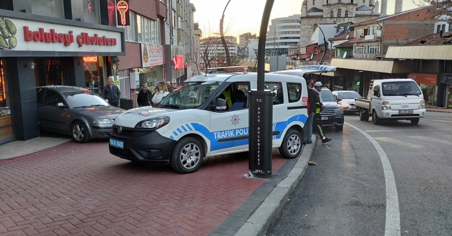 El freni çekilmeyen otomobil çikolata dükkanına girdi; o anlar kamerada