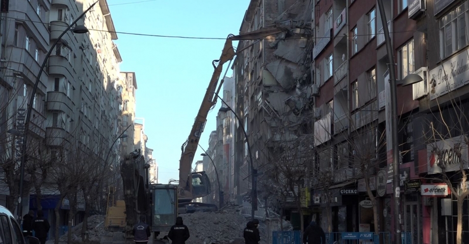 Elazığ'da ağır hasarlı 29 binanın yıkımı tamamlandı
