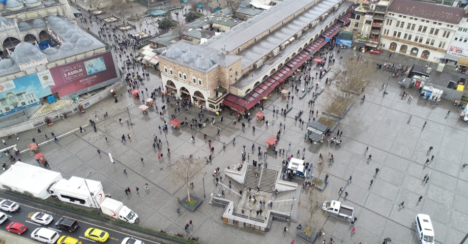 Eminönü'ndeki kalabalık havadan fotoğraflandı