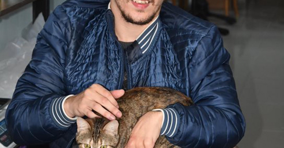 Engelli Burak'ın hayali yavru kedi 'Dipsi' ile gerçekleşti