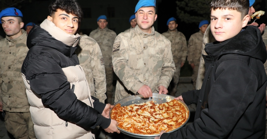 Erzincan’da gençlerden güvenlik güçlerine tatlı ikramı