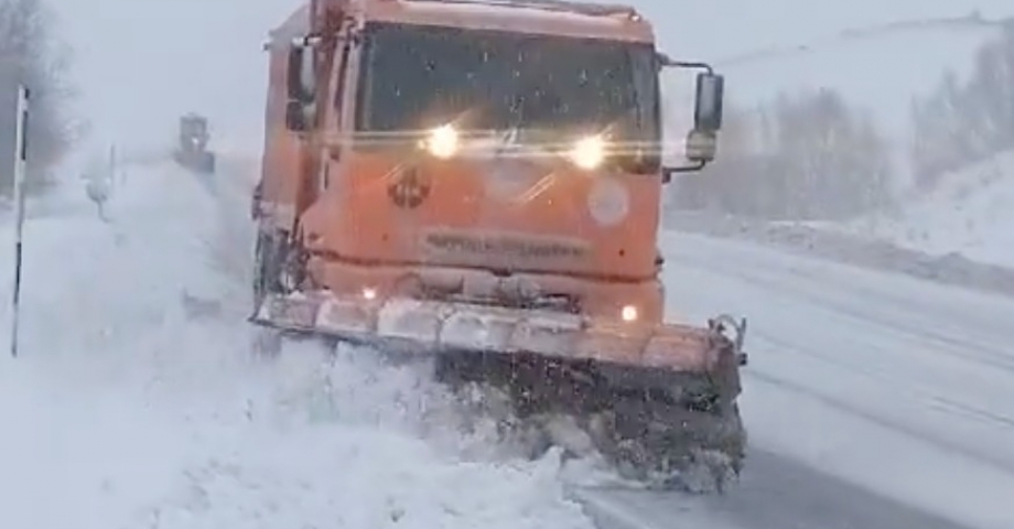 Erzincan'da Karayolları ekiplerinin geçitlerde karla mücadele çalışması