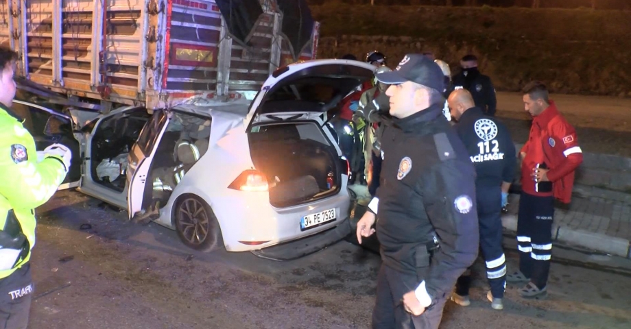 Esenler'de otomobil park halindeki TIR'ın altına girdi: 2 ağır yaralı