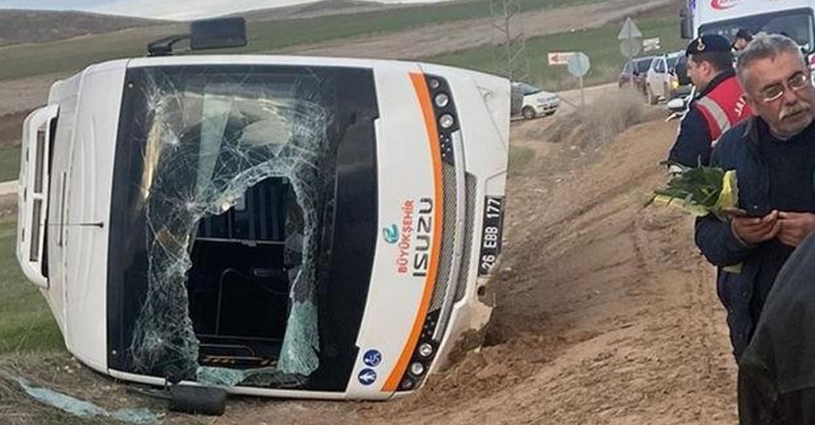 Eskişehir'de kamyonun çarptığı halk otobüsü devrildi; 11 yaralı