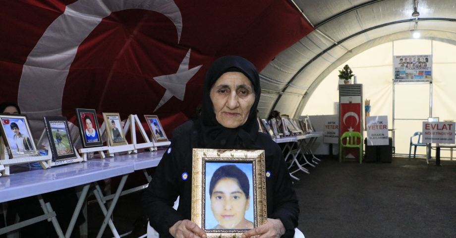 Evlat nöbetindeki anne: Kızım gel, orası senin yerin değil