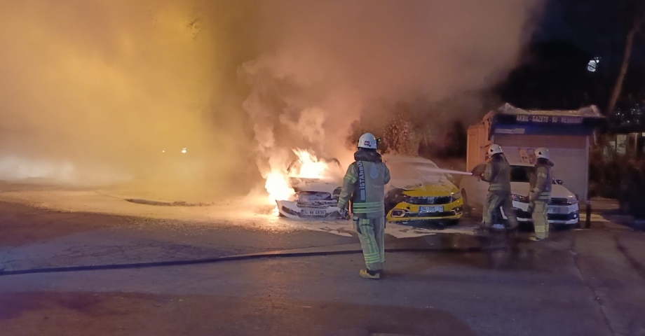 Fatih'te park halindeki araçlar alev alev yandı