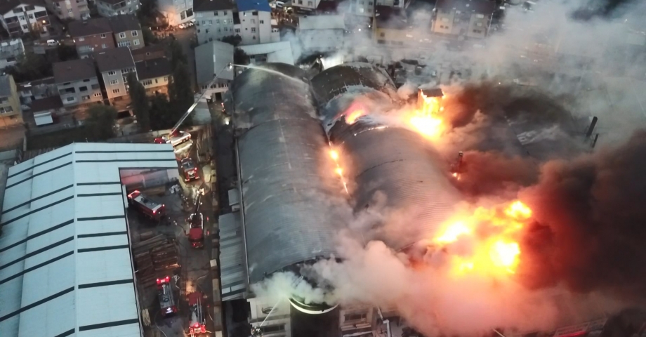  Fotoğraf havadan Ek//Sultanbeyli'de tencere fabrikasında yangın