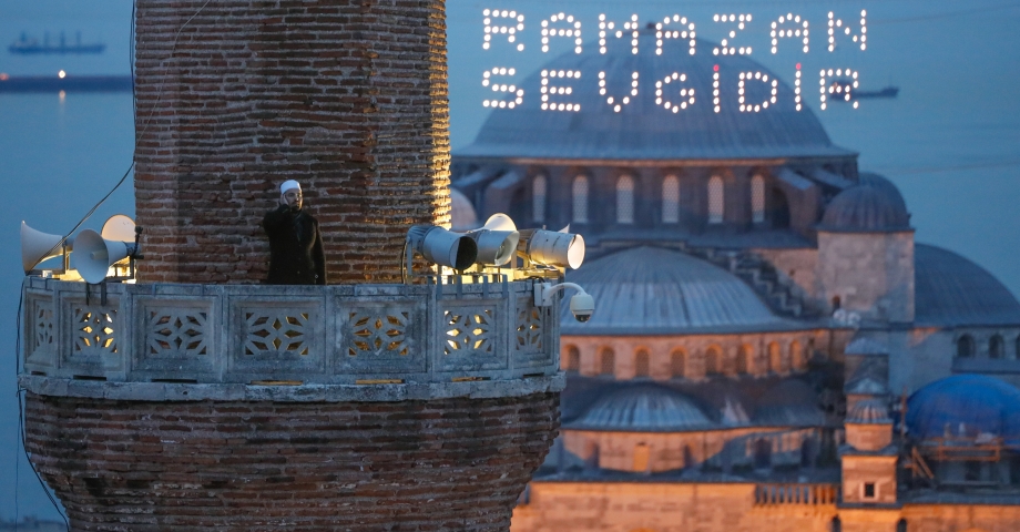 Fotoğraflar// Ayasofya Camii'nden ilk iftar için ezan okundu 