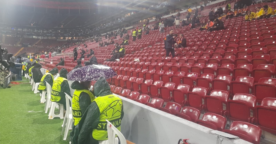 Galatasaray-Manchester United maçı önce zemin yoğun yağmur nedeniyle inceleniyor (EK FOTOĞRAFLAR)