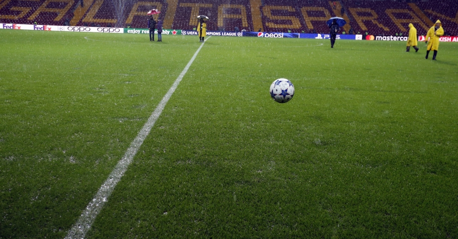 Galatasaray-Manchester United maçı önce zemin yoğun yağmur nedeniyle inceleniyor