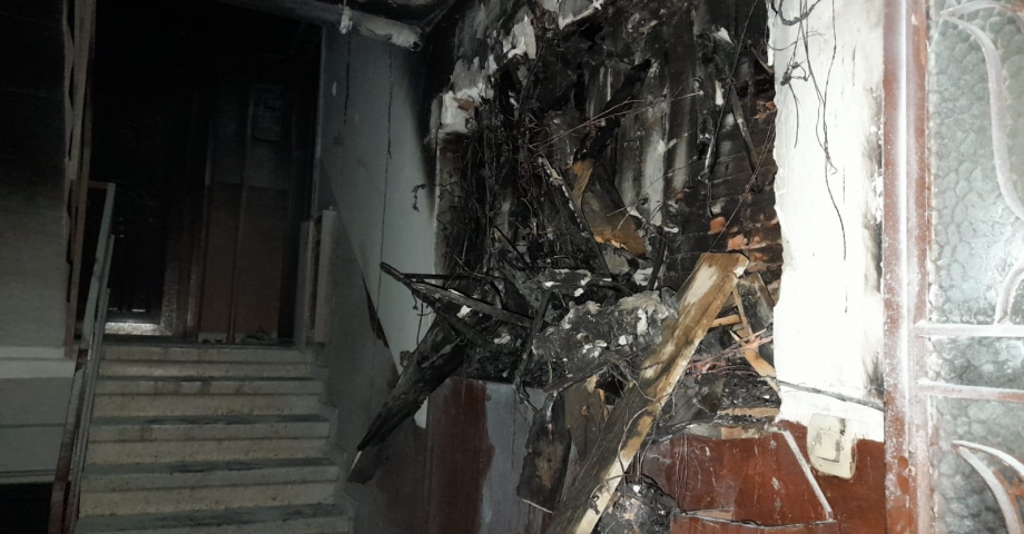 Gaziosmanpaşa'da bina girişindeki elektrik panosunda yangın çıktı: 12 kişiyi itfaiye kurtardı 