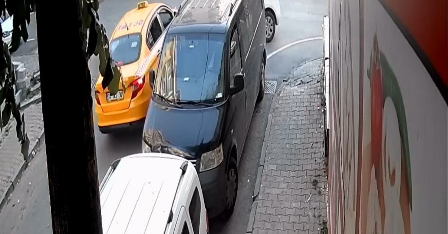 Gaziosmanpaşa'da taksiye çarptığı otomobiliyle kaçtı