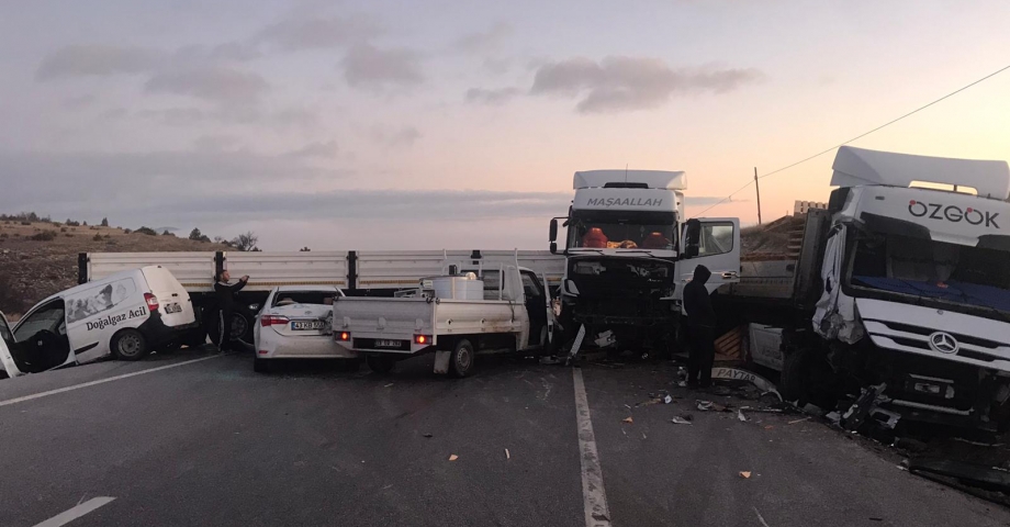 Gediz'de zincirleme trafik kazası: 5 yaralı