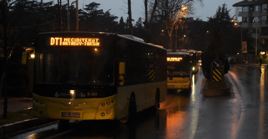 (Geniş haber) Beşiktaş'ta İETT otobüsü duvara çarptı