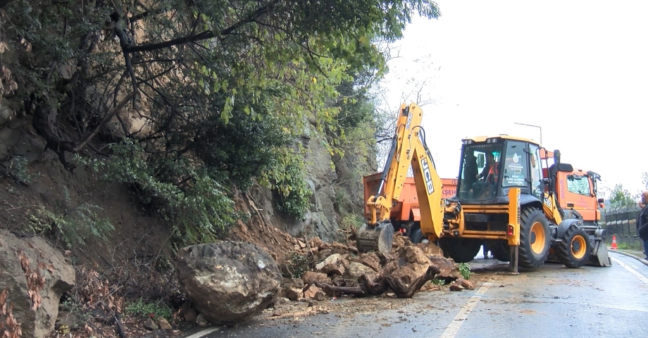 (Geniş haber) Sarıyer’de yamaçtan yola kaya parçaları düştü
