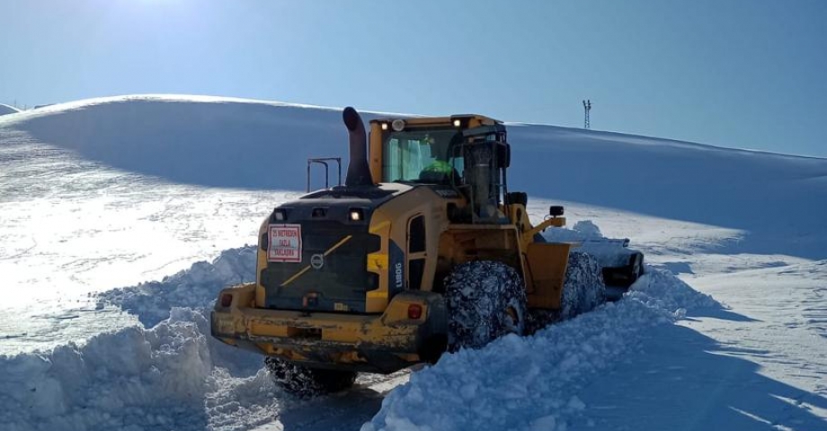 Hakkari'de kardan kapanan 18 yerleşim yerinin yolu açıldı