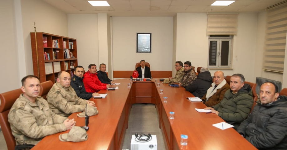 Hakkari Valisi Çelik: Depremler sonrası 28 ev ve 1 ahırda çatlaklar tespit edildi