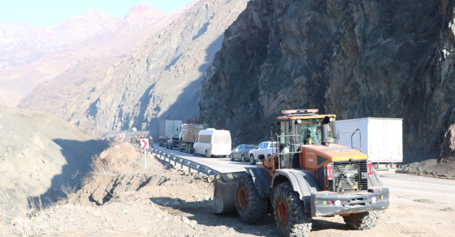 Hakkari- Van kara yolu kontrollü ulaşıma açıldı, heyelan riski sürüyor