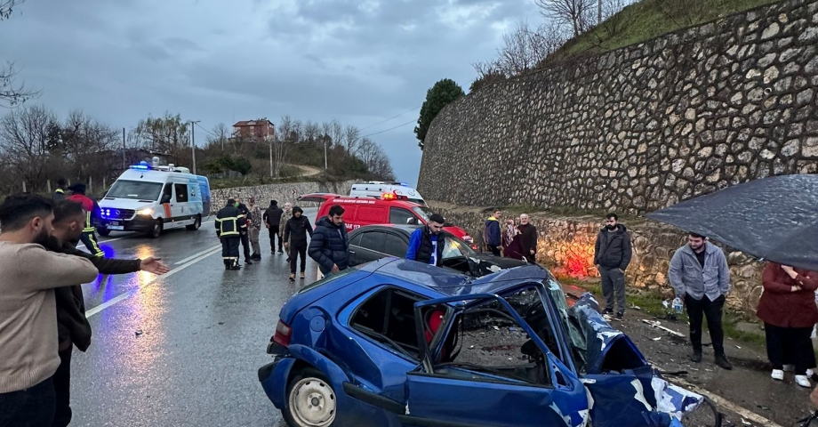 İki otomobilin kafa kafaya çarpıştığı kaza anı kamerada: 1 ölü, 2 yaralı 