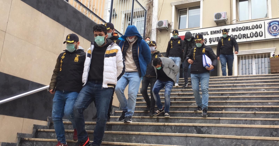 İstanbul'da evlerden 1 milyon 500 bin liralık hırsızlık yapan çete yakalandı: hırsızlık anları kamerada