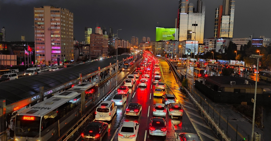 İstanbul'da yağmur trafiği olumsuz etkiledi 